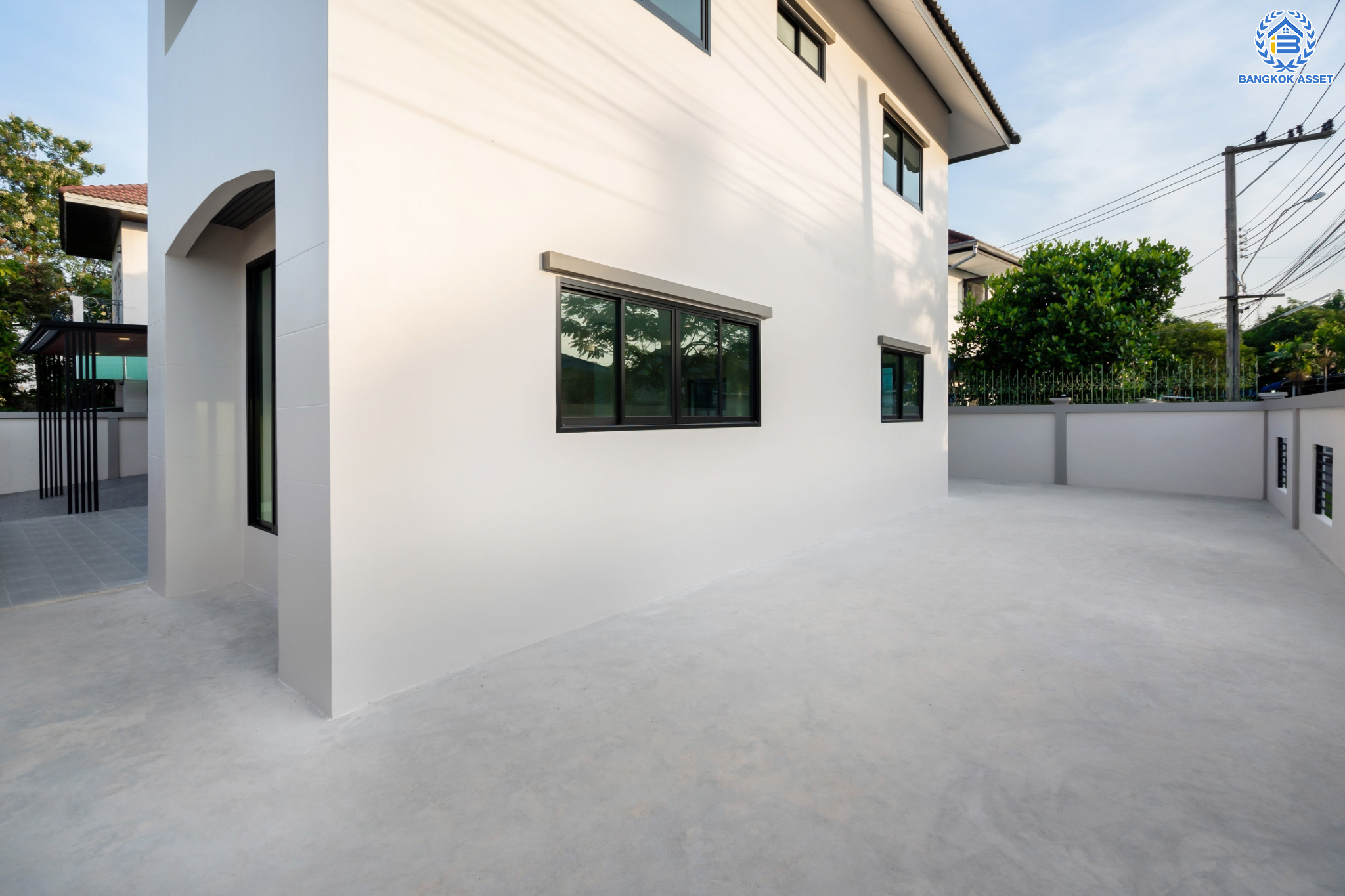 บ้านมือสองตกแต่งใหม่ ม.กฤษดานคร20 ปิ่นเกล้า-ติดถนนบรมราชชนนี เนื้อที่ 92.7 ตร.ว. บ้านเดี่ยวหลังใหญ่ ตกแต่งสุดหรูดีไซน์ยุโรป พร้อมฟังก์ชัน 3 ห้องนอน 4 ห้องน้ำ 1 ห้องอเนกประสงค์ 1 ห้องแม่บ้าน จอดรถได้ 4 คัน บนทำเลเชื่อมต่อเมืองอย่างรวดเร็ว ใกล้ทางคู่ขนานลอยฟ้าบรมราชชนนี ทางด่วน "กาญจนาภิเษก" ม.มหิดล และเซ็นทรัลปิ่นเกล้า